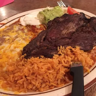 Carne asada a la tampiquena y una enchilada de queso