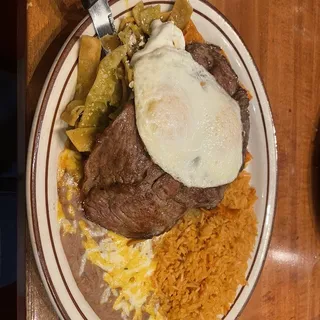 29. Chilaquiles con Steak