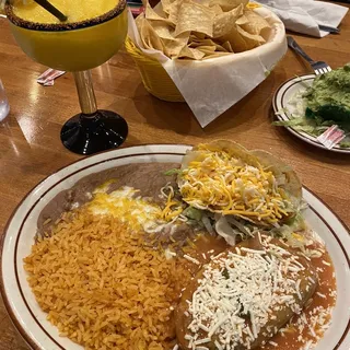 14. 1 Taco, 1 Chile Relleno con Arroz y Frijoles
