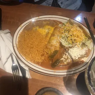 15. 1 Enchilada de Res y 1 Taco de Pollo con Arroz y Frijoles
