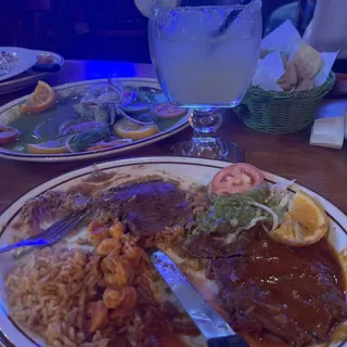 25. Bistec y Camarones