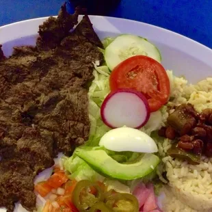 Carne asada, ensalada, arroz con frijoles. Muy rico este lugar es ya uno de mis favoritos. Flank steak well season salad &amp; rice