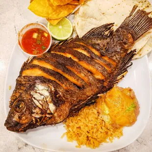 Pescado Frito. 3.5/5. IG: @take.a.bite.with.me