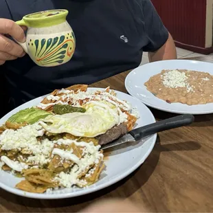 Chilaquiles, café de olla y frijoles