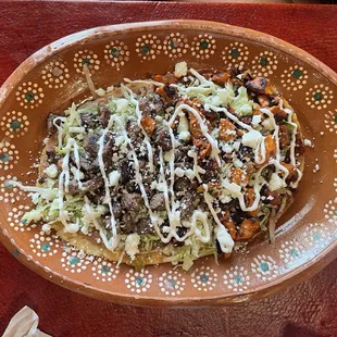 Huarache- mitad pastor con salsa verde y mitad asada con salsa roja