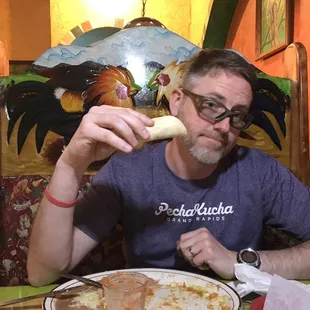 Dan eats a tortilla.