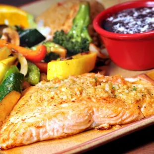 Salmon con Camarones banado  con salsa de ajo,arroz,frijol negro  y vegetales a la parrillasal,pimienta,y aceite de olivo.