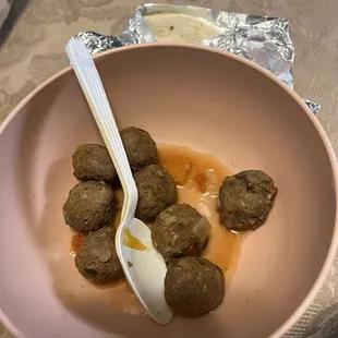 8 mini Albóndigas en una sopa q te cuesta $14. Y no vegetales.