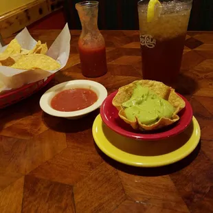 Chips, salsa n guacamole dip.. Disappointed its not fresh guac