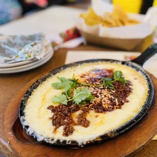 Queso fundido si delicious.  Con tortillas de harina.