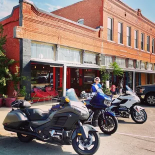 Exterior &amp; front entrance