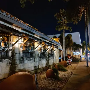 the outside of a restaurant at night