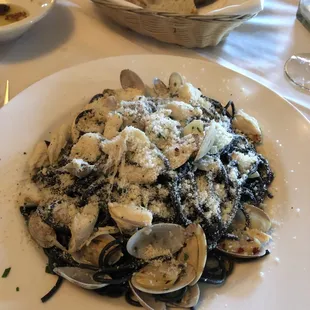 Spaghetti al Nero di Seppia e Granzeola e Vongole (Venezia) Black Spaghetti