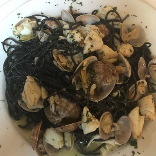 Spaghetti Al Nero Di Seppia E Granzeola E Vongole (Venezia)