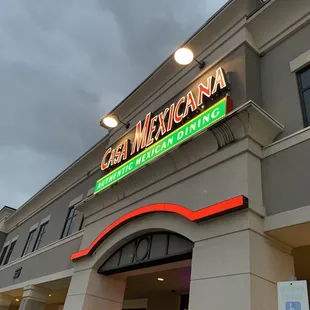 outside, pizza