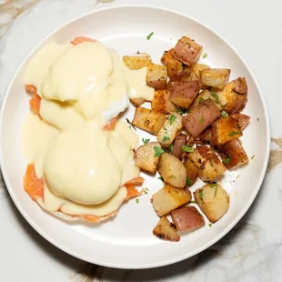 Smoked Salmon Benedict
Norwegian smoked salmon, poached eggs on an English muffin, topped with our signature hollandaise sauce.