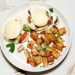 Veggie Benedict
Spinach, mushroom, tomato, poached eggs on an English muffin, topped with our signature hollandaise sauce.