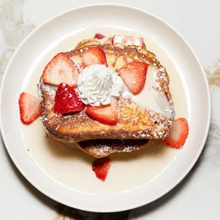 French Toast 3 Leches
Double-dipped golden brown French toast with 3 leches of creme sauce and topped with strawberries.