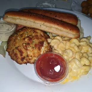 Single 8 oz crab cake w mac n cheese, mashed potatoes and garlic breadsticks