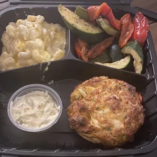 Crab cake with mixed veggies and mac&amp;cheese