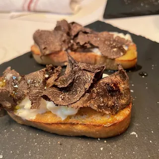 Crostini con Burrata e Tartufo