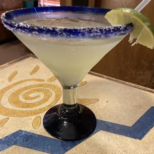  margarita with a lime wedge