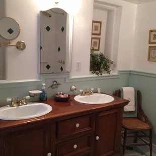 White-winged Dove En-suite bath with double vanity and sinks.