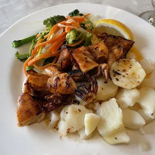 Lulas Grelhadas: Grilled squid with boiled potatoes &amp; vegetables