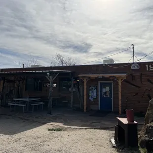 the outside of the restaurant