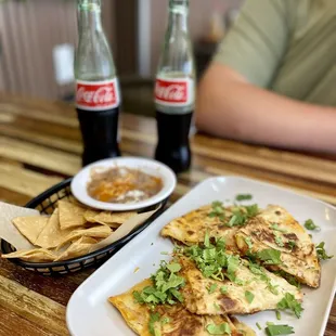 Chorizo fundido, chips with beans