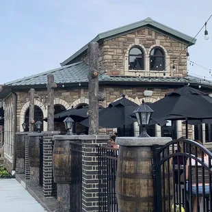 the outside of the restaurant