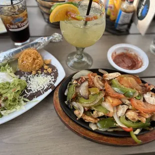 Chicken fajita and small margaritas.