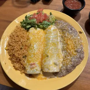 - 2 Beef Enchiladas con queso ( 8/10 )