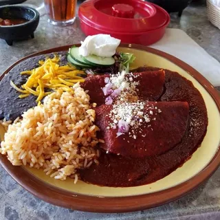 Enchiladas En Salsa Roja