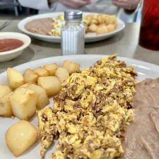 Huevos con chorizo meal