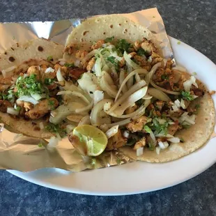 Mmmm que ricos tacos con tortilleras echas amono y sus cevollitas asada cáigale raza selos recomiendo