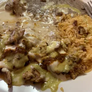 Pollo Con Crema topped with the house sauces!