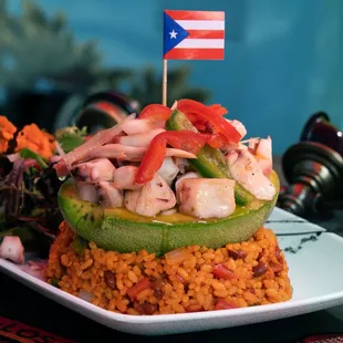 Aguacate relleno sobre una cama de mamposteao