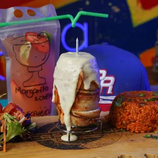 No es un trompo al pastor  ¡Es un trompo de pechuga rellena de amarillos! Dale, dale tírale captura.