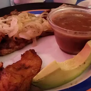 Bistec Encebollado Con Yuca Guisada