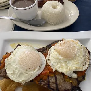 Bistec A Caballo Con Huevos