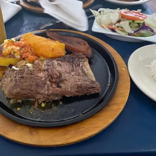 Sobrebarriga A La Plancha Con Yuca Y Papa Chorreada