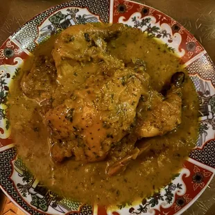 a plate of chicken with gravy