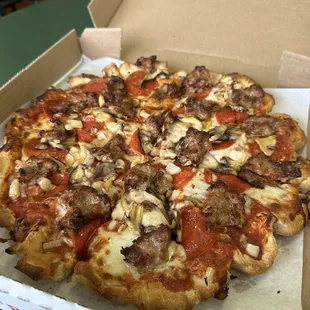 Deluxe medium pizza without green peppers