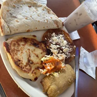 Combi Catracha:1 baleada; 1 catracha!!, Tamal de pollo, pupusa de queso