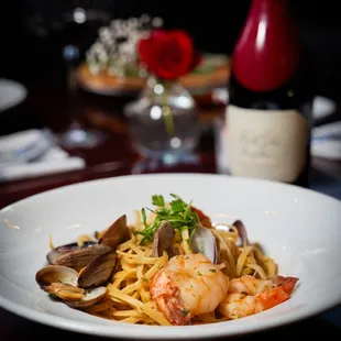 Linguine à La Pescatora | Shrimp, lobster meat, and clams in lemon butter sauce.