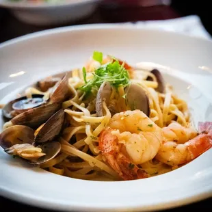 Linguine à La Pescatora | Shrimp, lobster meat, and clams in lemon butter sauce.