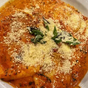 Cheese ravioli with pink sauce