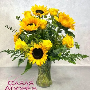 Golden sunflowers and roses for a summer look.