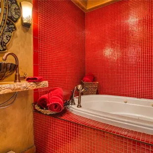 Jetted jacuzzi tub in master suite